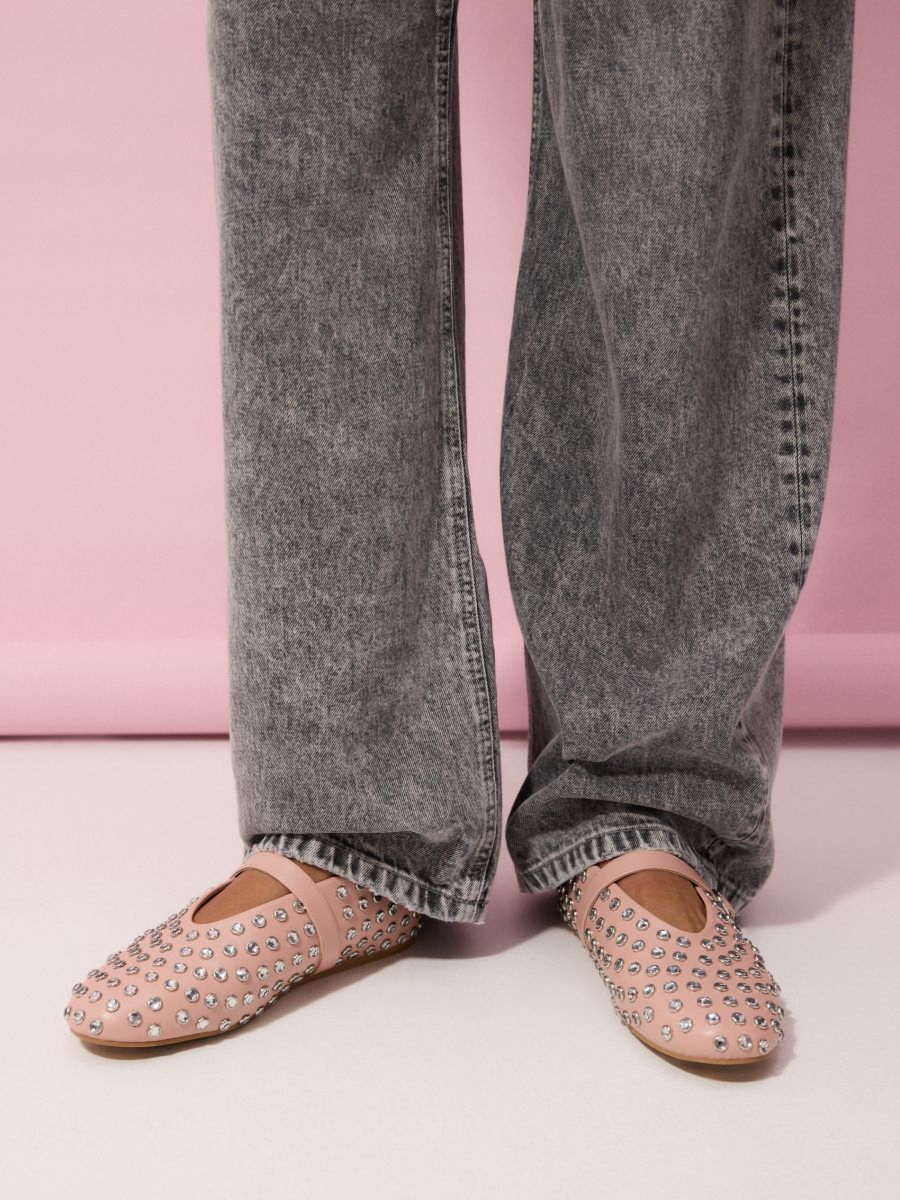 נעלי בובה עם ניטים main product photo