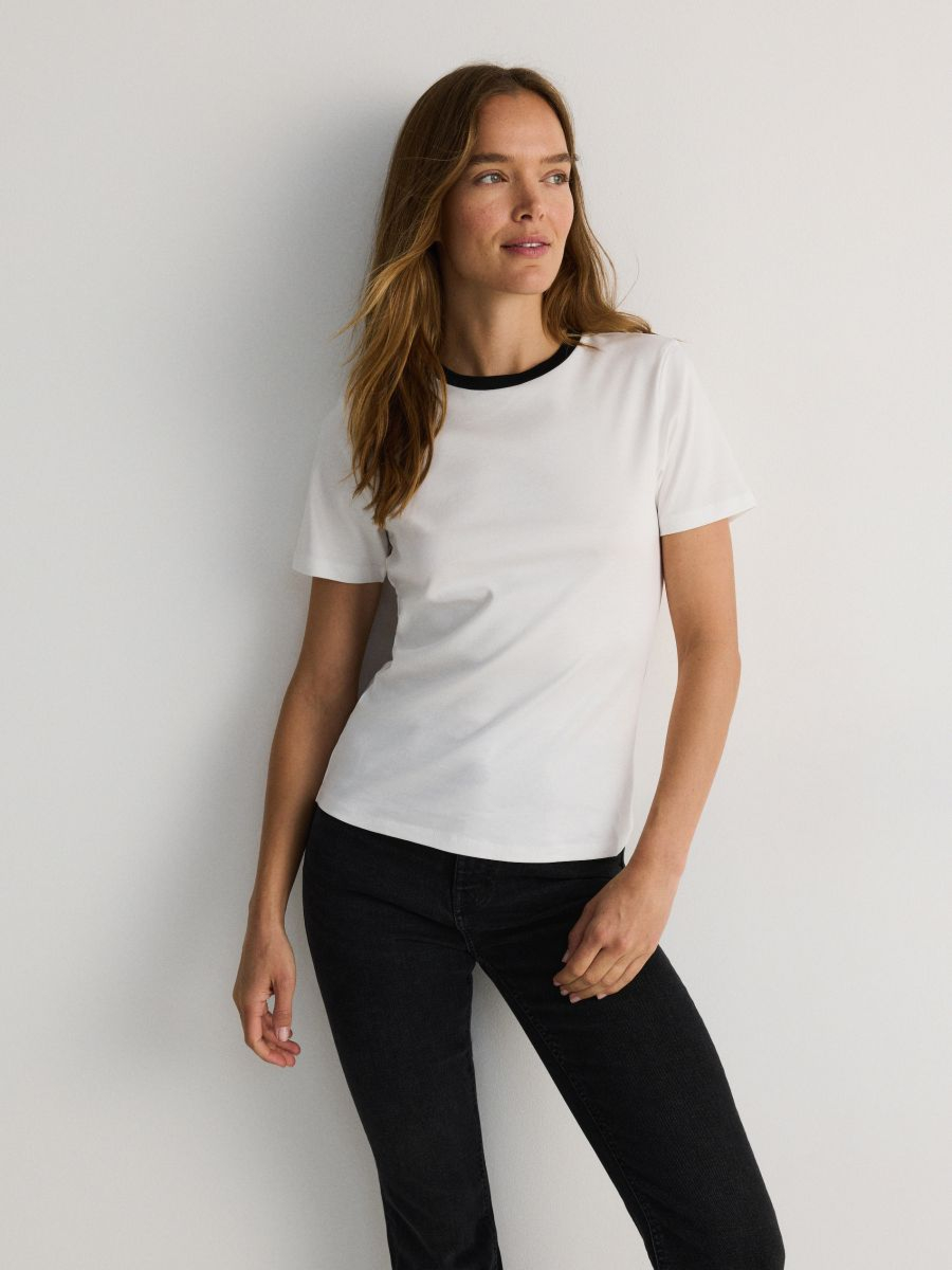 טי שירט fitted עם סיומת ניגודית main product photo