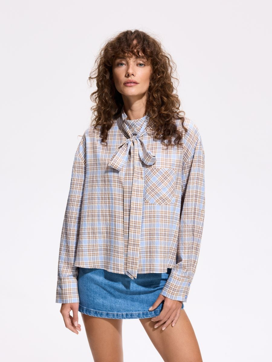 חולצה מכופתרת עם קשירה בצוואר main product photo