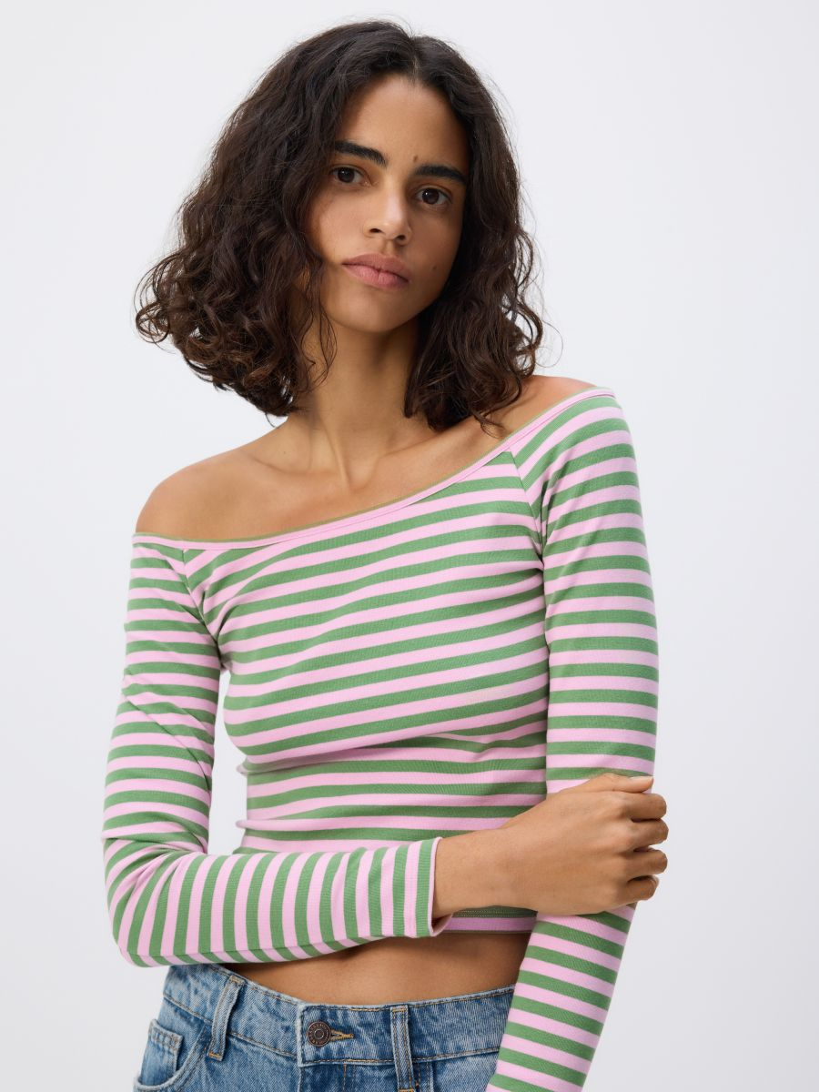 חולצה עם מחשוף ישר