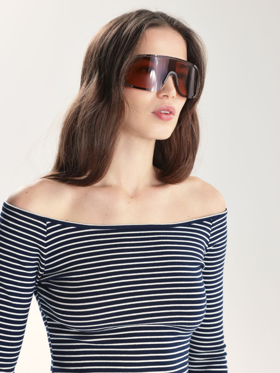 חולצה עם מחשוף ישר main product photo