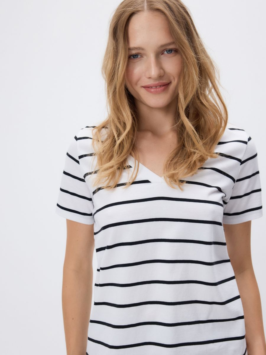 טי-שירט צווארון V main product photo