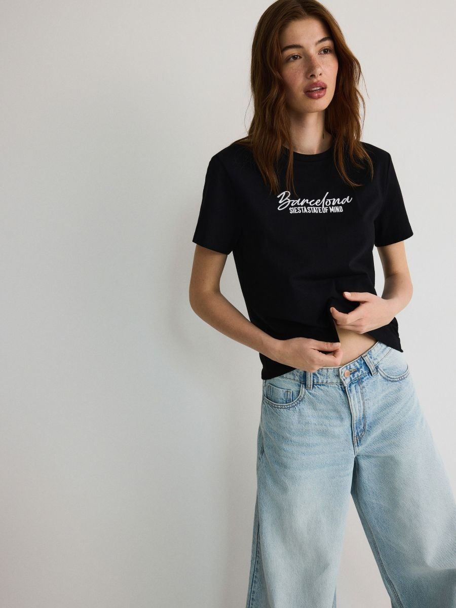 טי קצרה עם דפוס רקמה main product photo