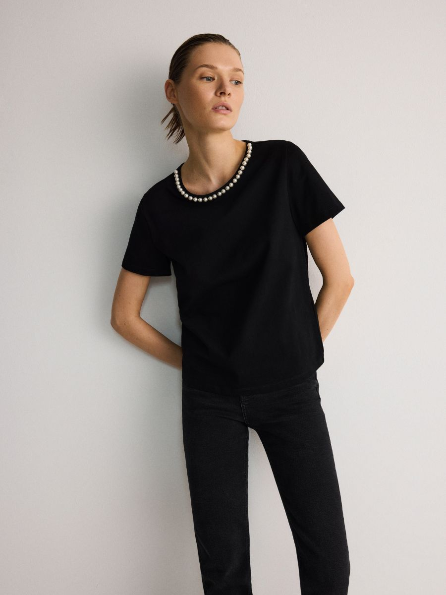 טי שירט עם דיטיילס פנינים main product photo