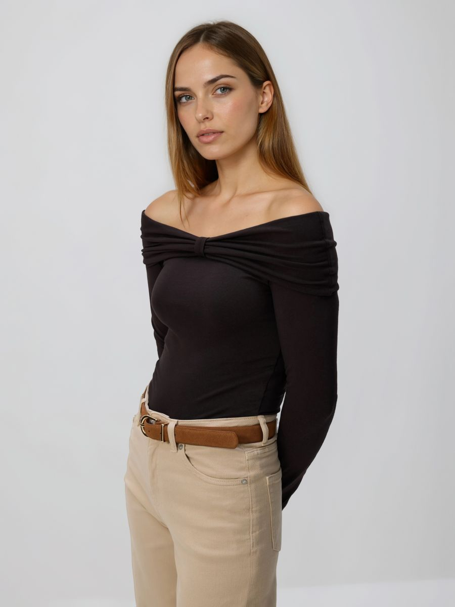 טי שירט צמודה צווארון סירה main product photo