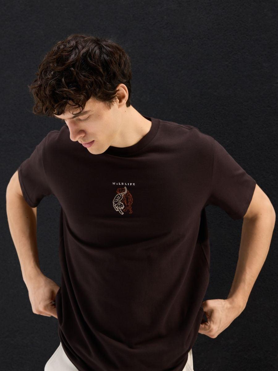 חולצת טי עם הדפס ורקמה main product photo