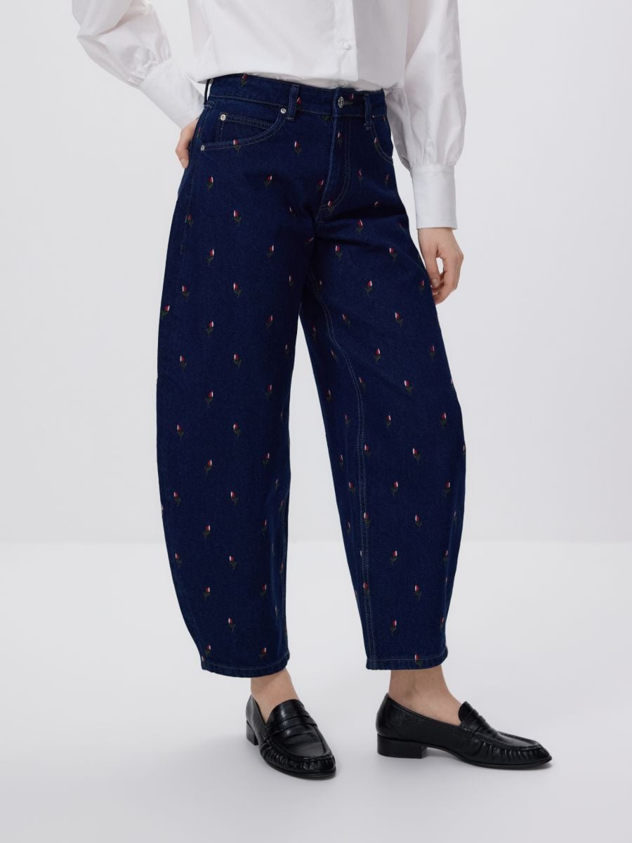 ג'ינס בגזרת Barrel עם רקמה