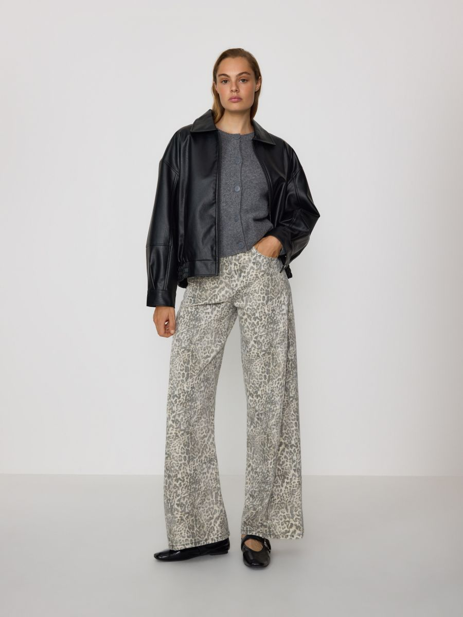 מכנסי ג'ינס גזרה רחבה עם הדפס מנומר main product photo