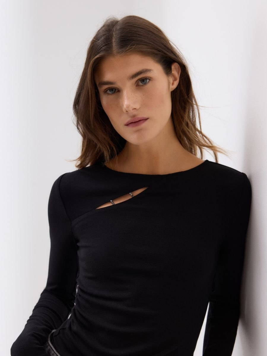 טופ צמוד עם חתך main product photo