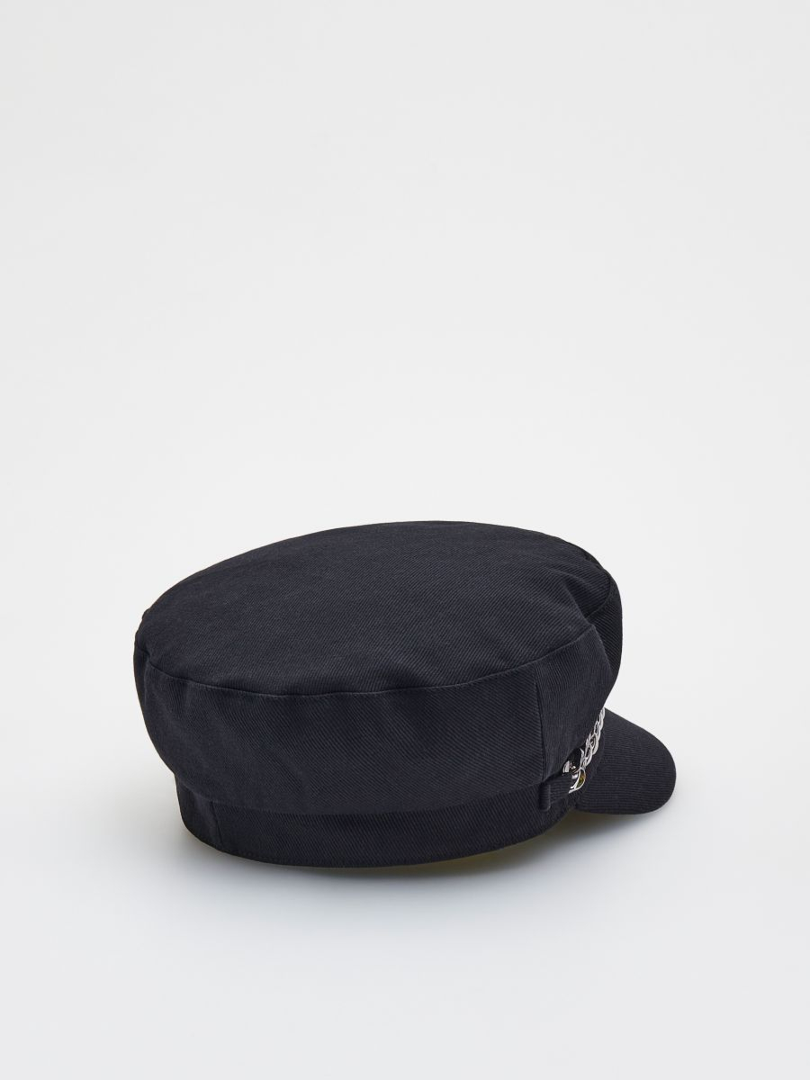 כובע בייקר עם שרשרת