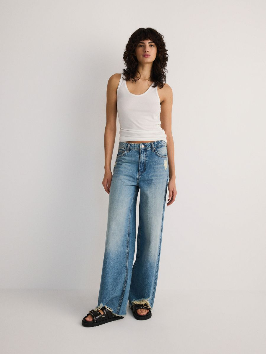 מכנסי ג'ינס עם סיומת קרעים