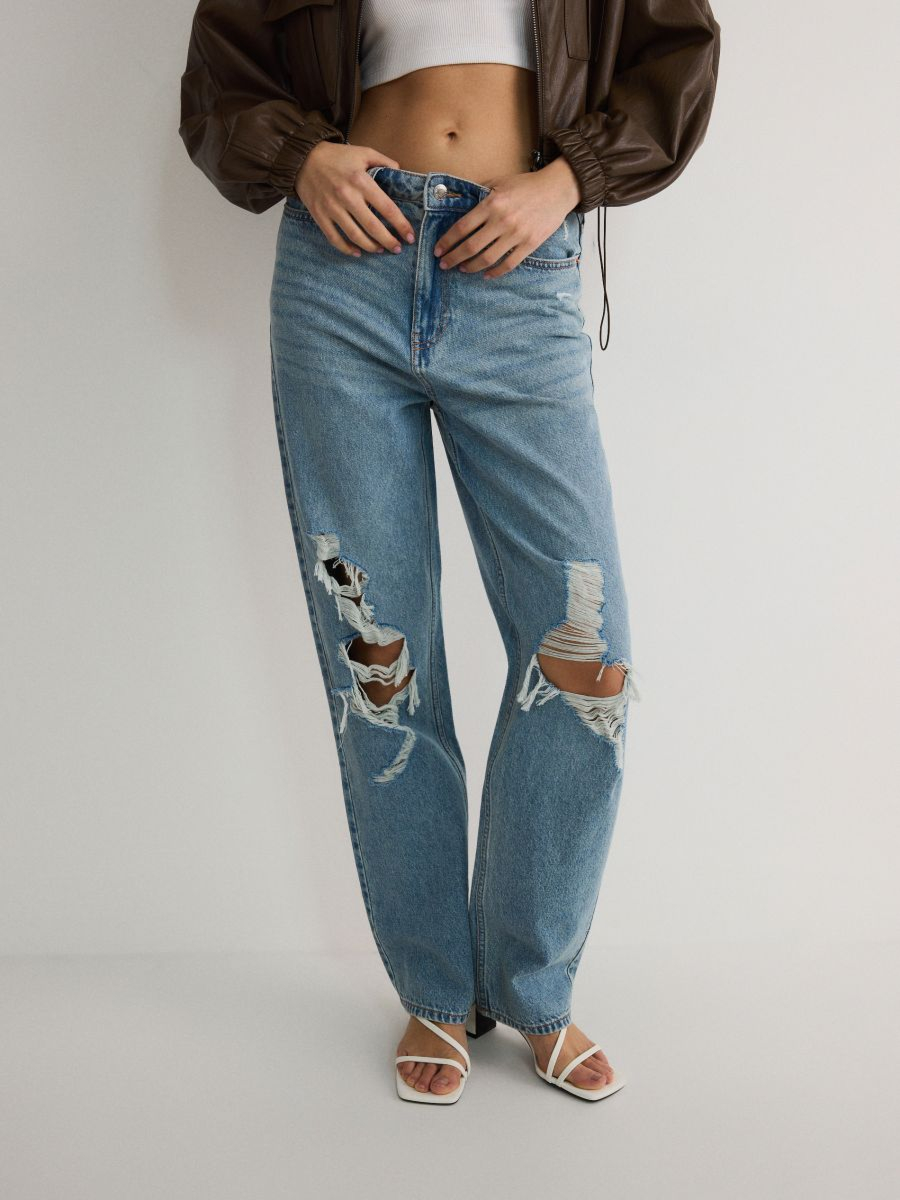 מכנסי ג'ינס עם קרעים