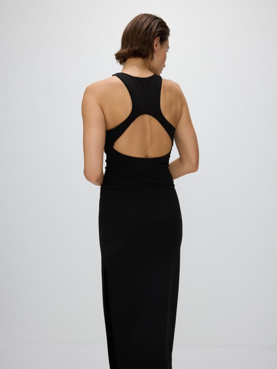 שמלה שחורה עם מפתח בגב