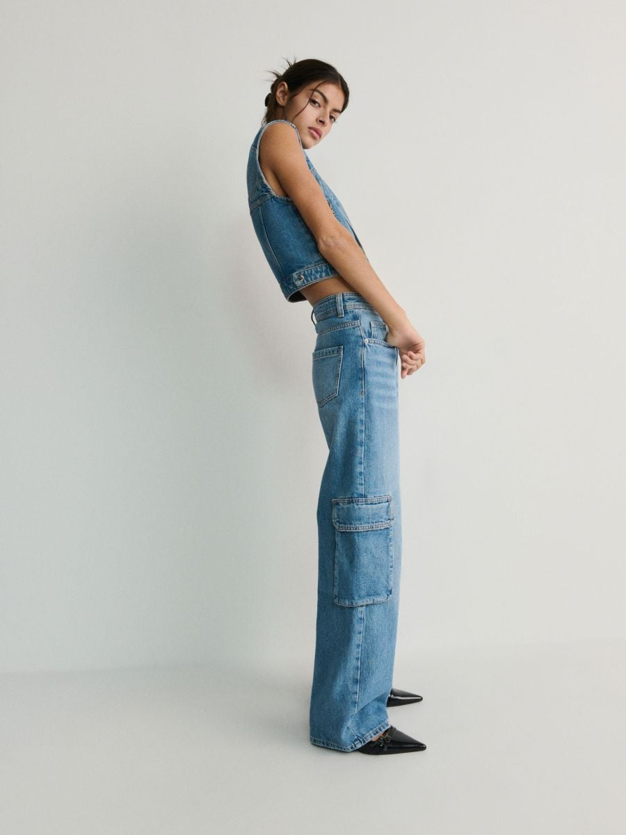 מכנסי ג'ינס רחב עם כיסי דגמח