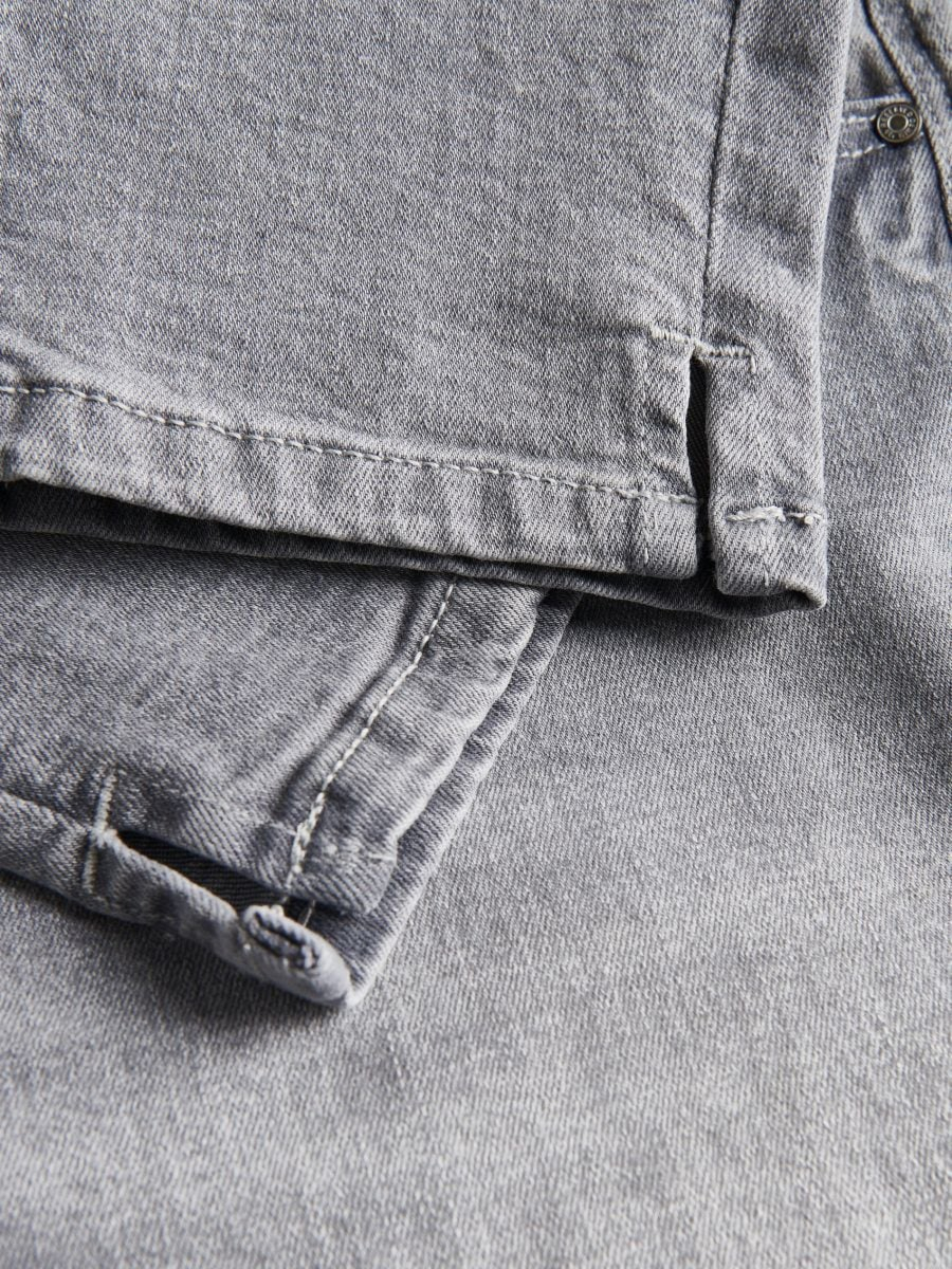 מכנסי ג'ינס בגזרת Slim