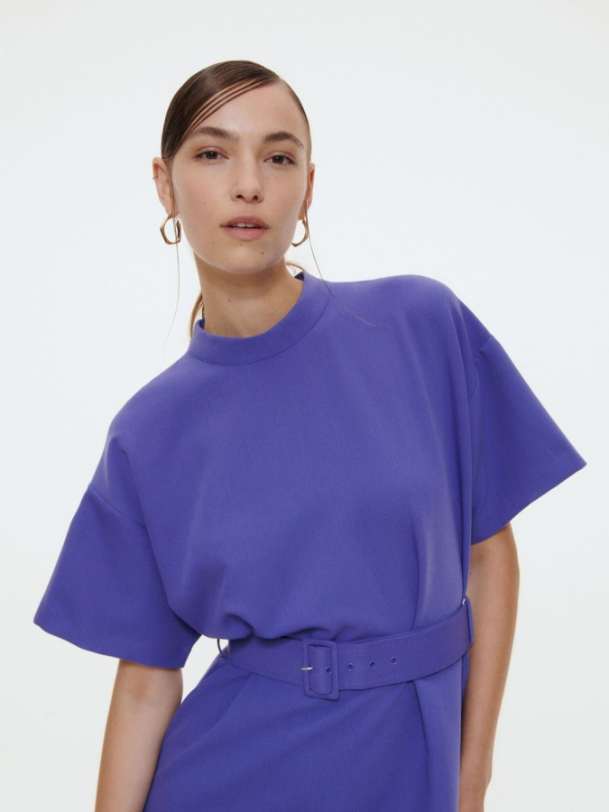 שמלת מיני חלקה עם חגורה