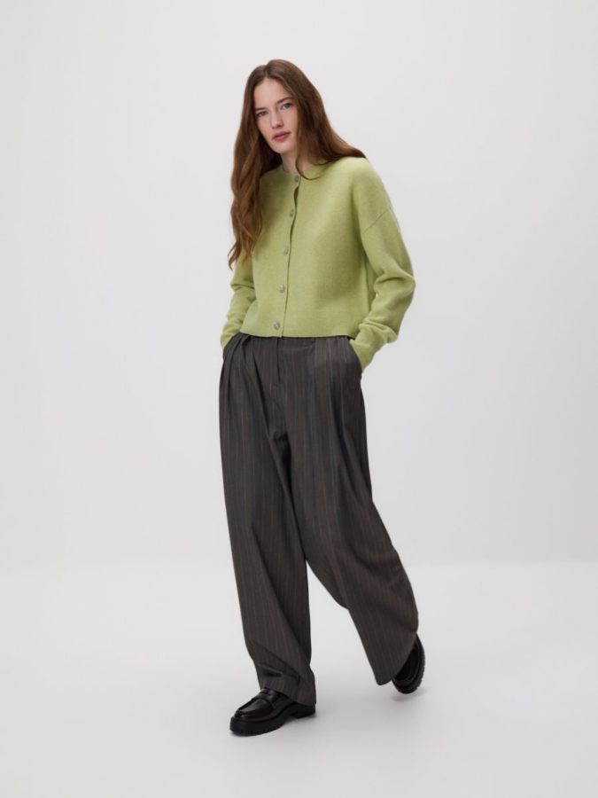 מכנסיים רחבים עם קפלים