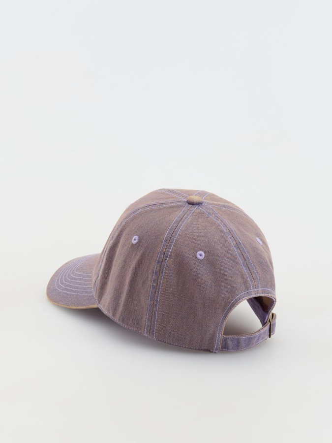 כובע עם כיתובים