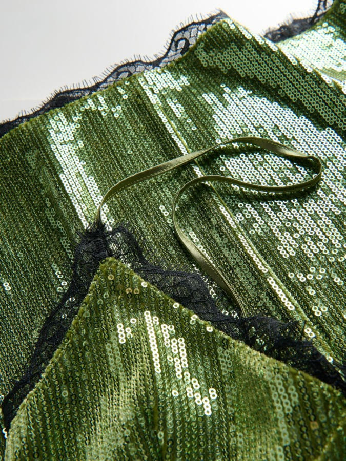 שמלת מיני עם פאייטים ופרטי תחרה