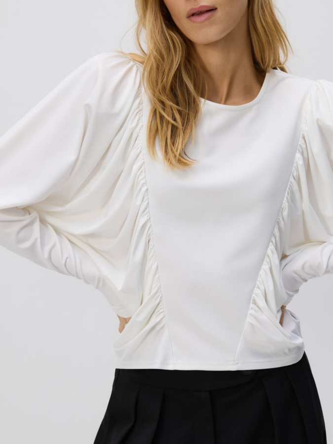 חולצה עם כריות כתפיים