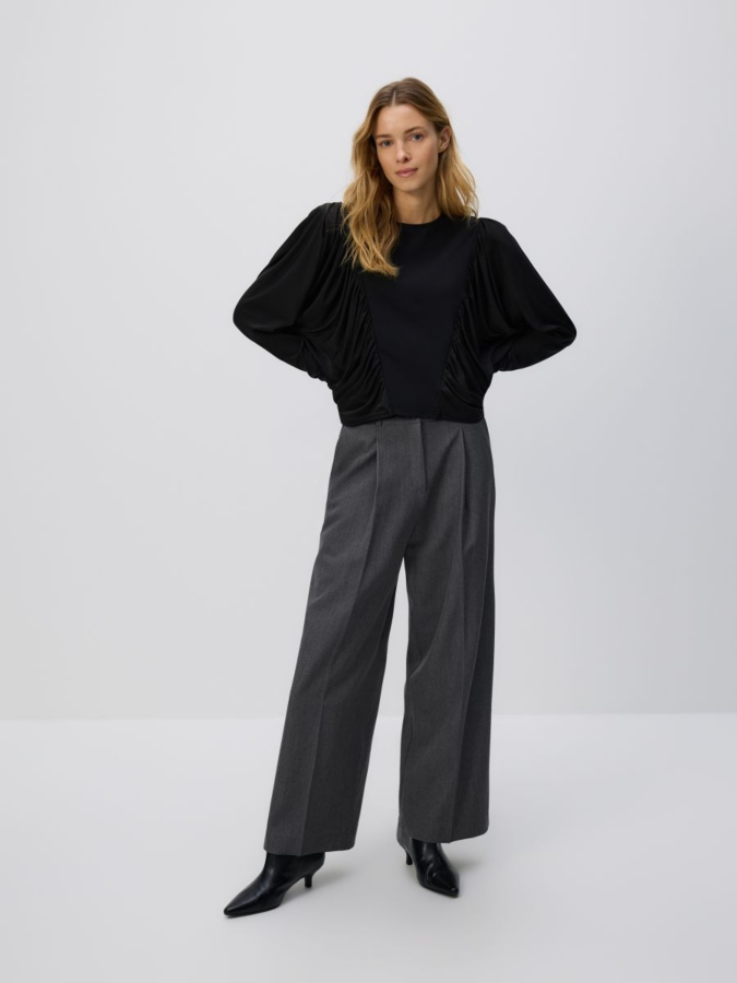 חולצה עם כריות כתפיים