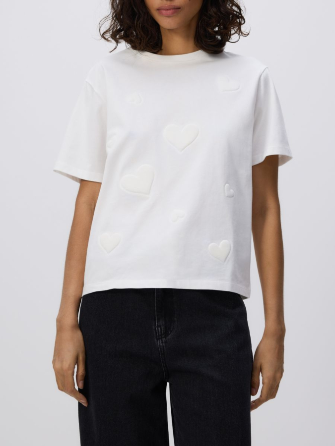 טי שירט עם רקמת לבבות