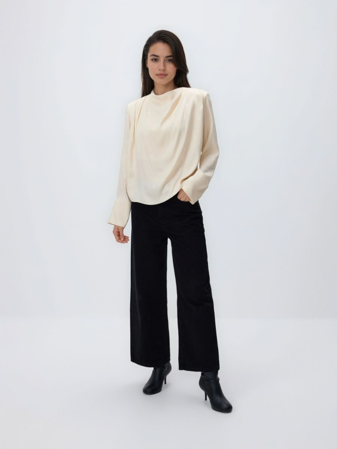 חולצת עם כיווצים