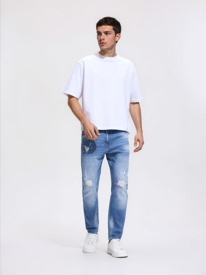ג'ינס בגזרת Slim עם קרעים