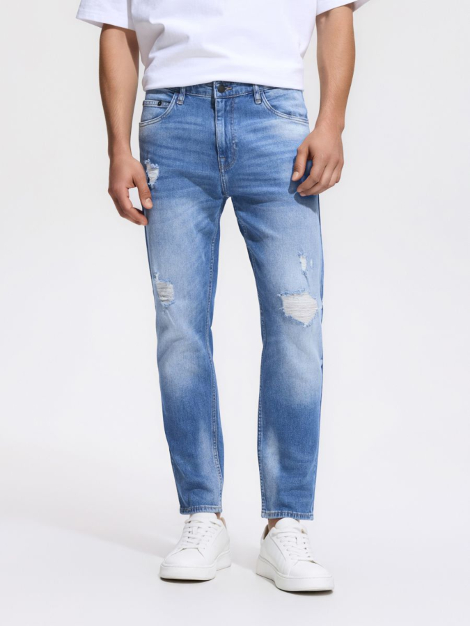 ג'ינס בגזרת Slim עם קרעים