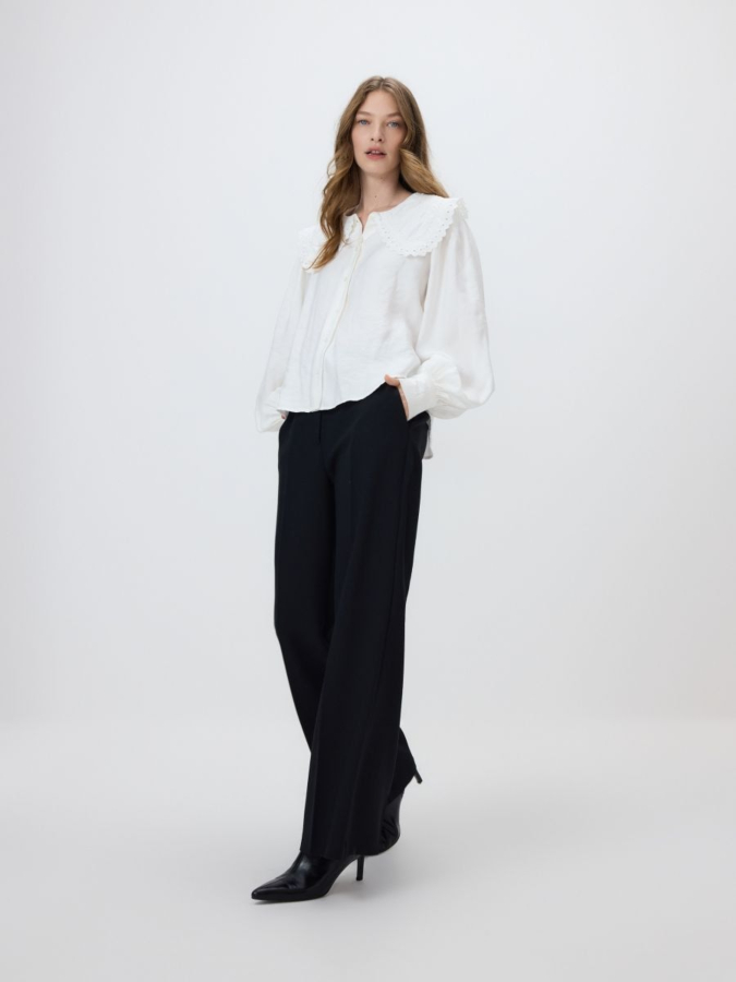 חולצה עם צווארון דקורטיבי