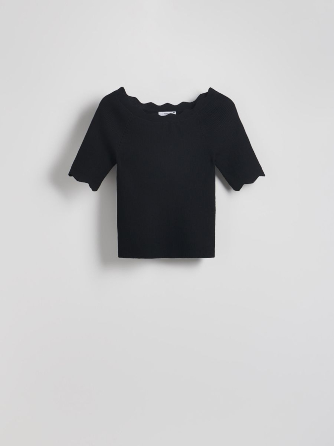 חולצה עם גימור קישוטי