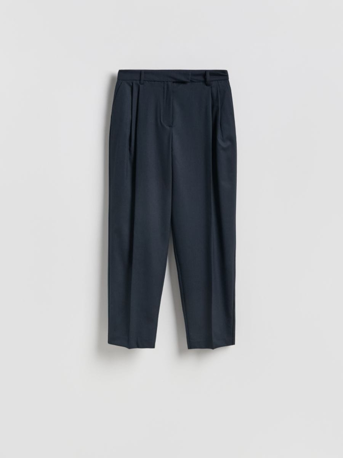 מכנסיים מחויטיים עם קפלים