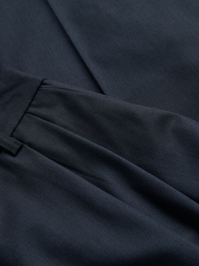 מכנסיים מחויטיים עם קפלים