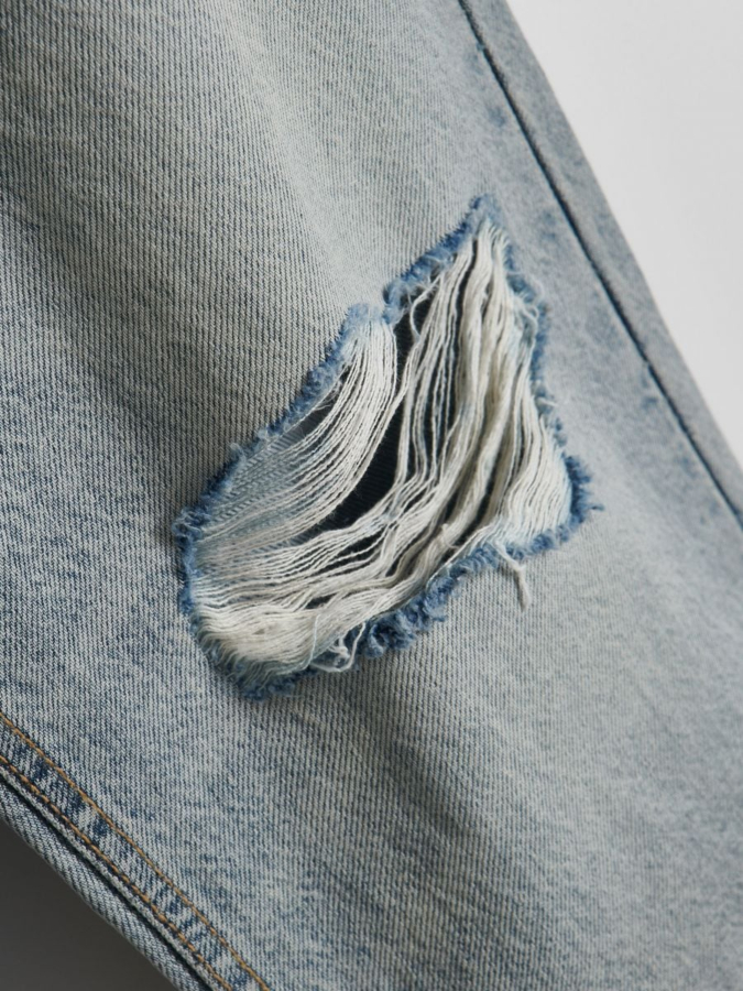 ג'ינס בגזרת MOM עם קרעים