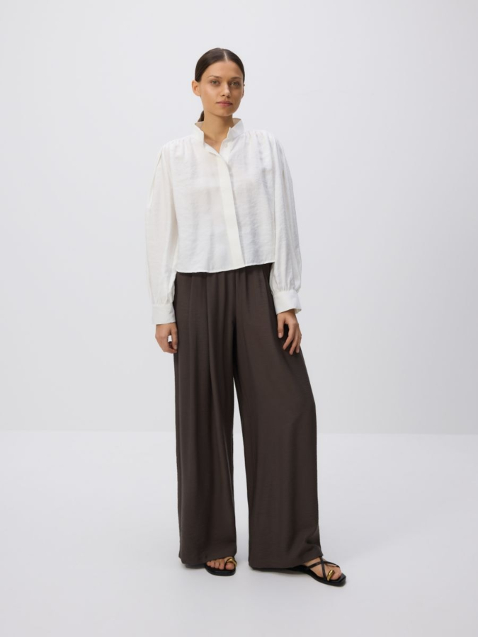 מכנסיים רפויים עם קפלים