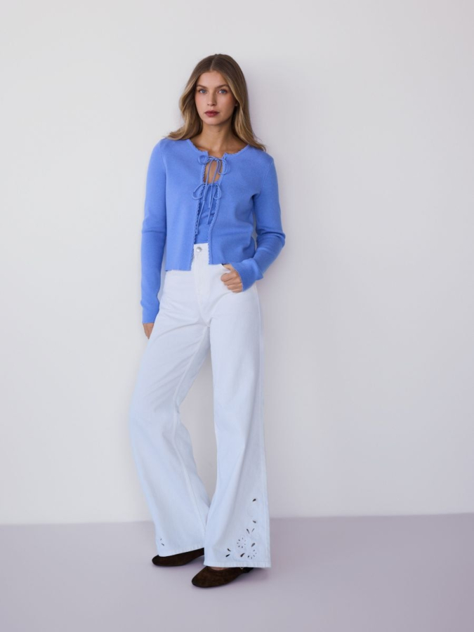 ג'ינס רחב עם דוגמת תחרה