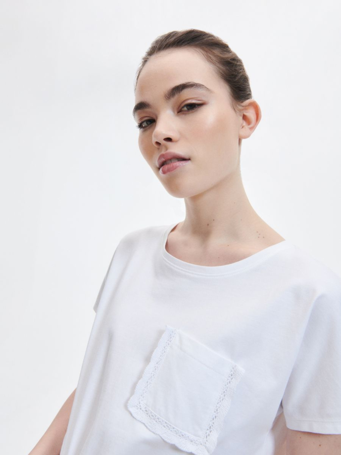 טי קצרה חלקה עם כיס