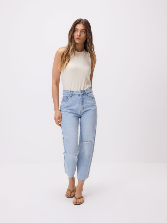 ג'ינס ישר עם קרעים