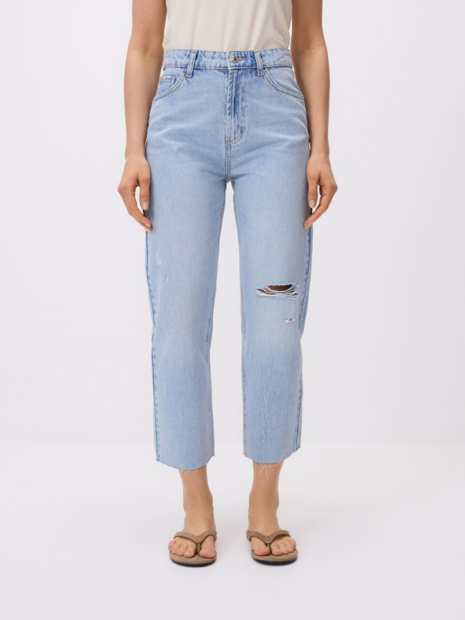 ג'ינס ישר עם קרעים