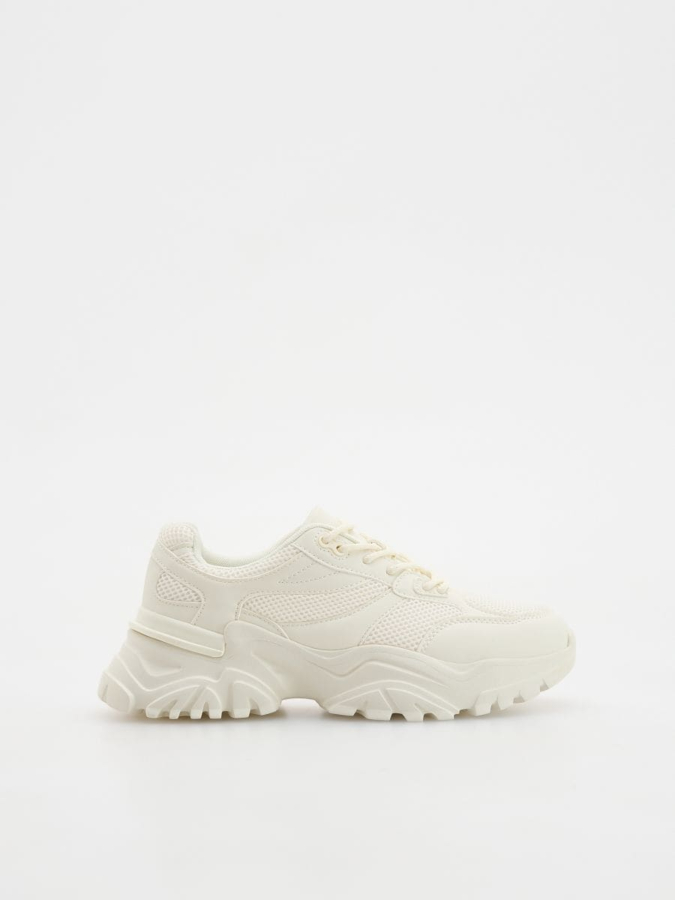 סניקרס עם סוליה רחבה