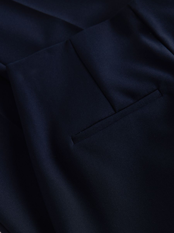 מכנסיים בגזרה גבוהה