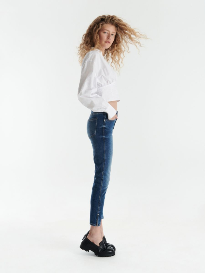 ג'ינס דק עם שסע בשוליים