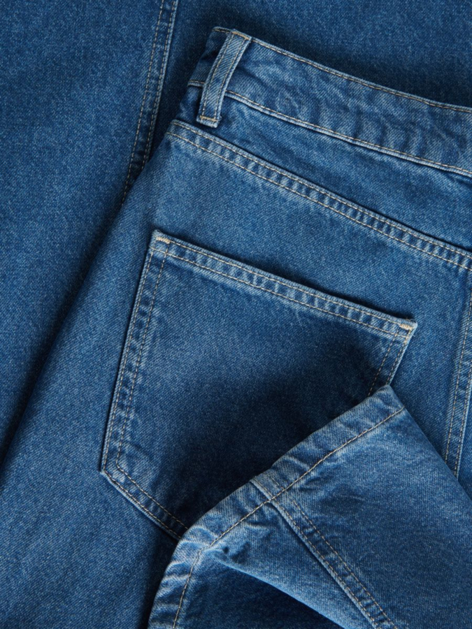 ג'ינס בגזרה רחבה