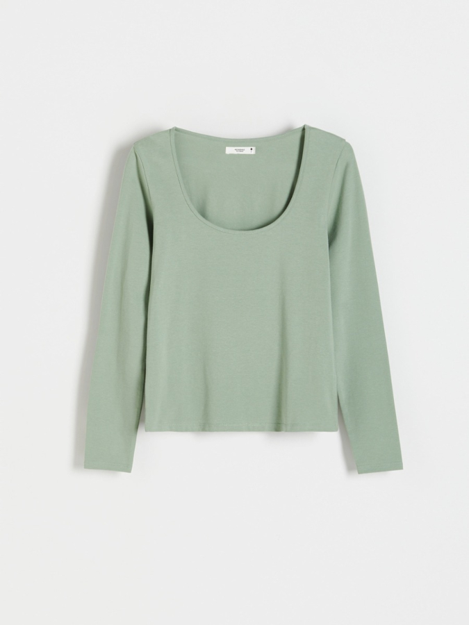 חולצת בייסיק חלקה בגזרת fit