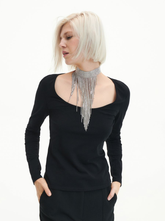 חולצת בייסיק חלקה בגזרת fit