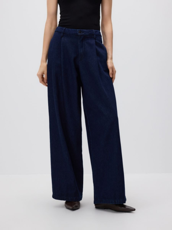 ג'ינס רחב עם קפלים