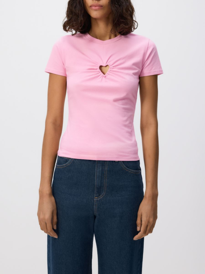 טי שירט עם חיתוך