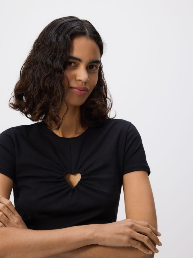 טי שירט עם חיתוך