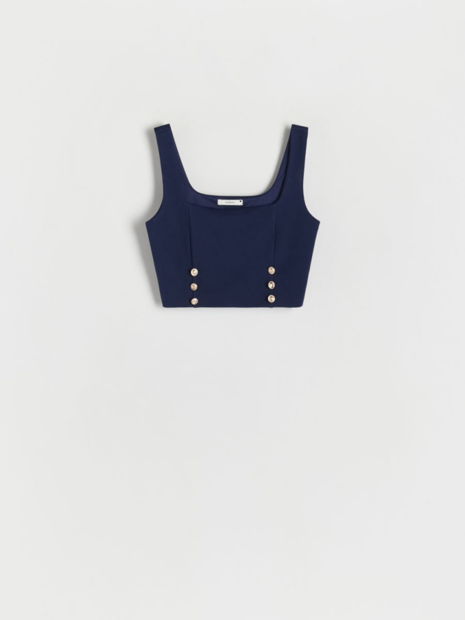 טופ מעוצב עם קישוטי כפתורים