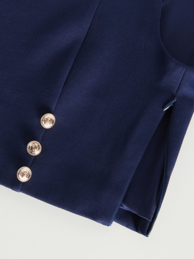 טופ מעוצב עם קישוטי כפתורים